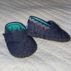 Tom’s chambray crib shoes